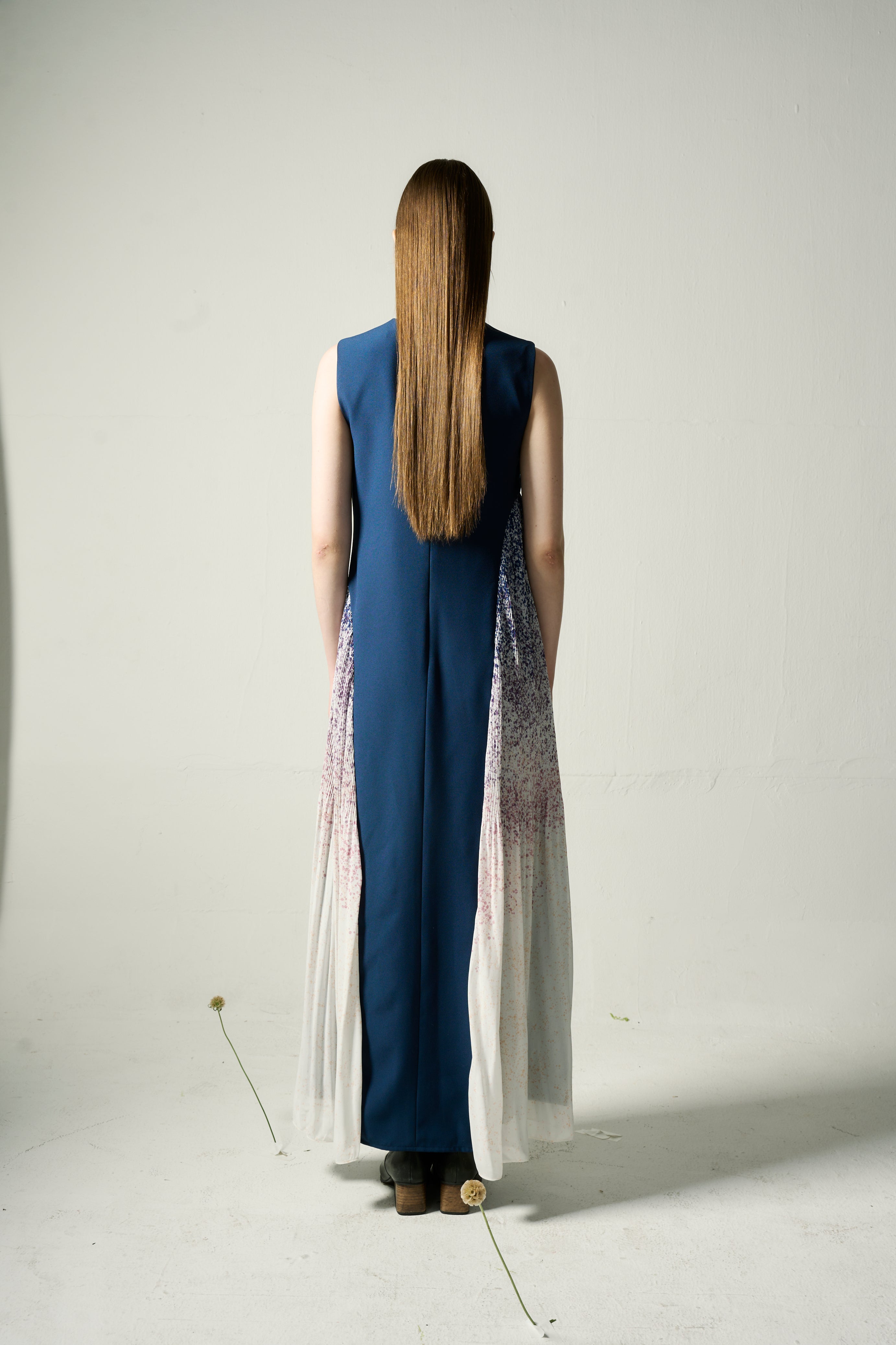 The Parrot | Aria Blue Snowflake Maxi Pleat Dress
