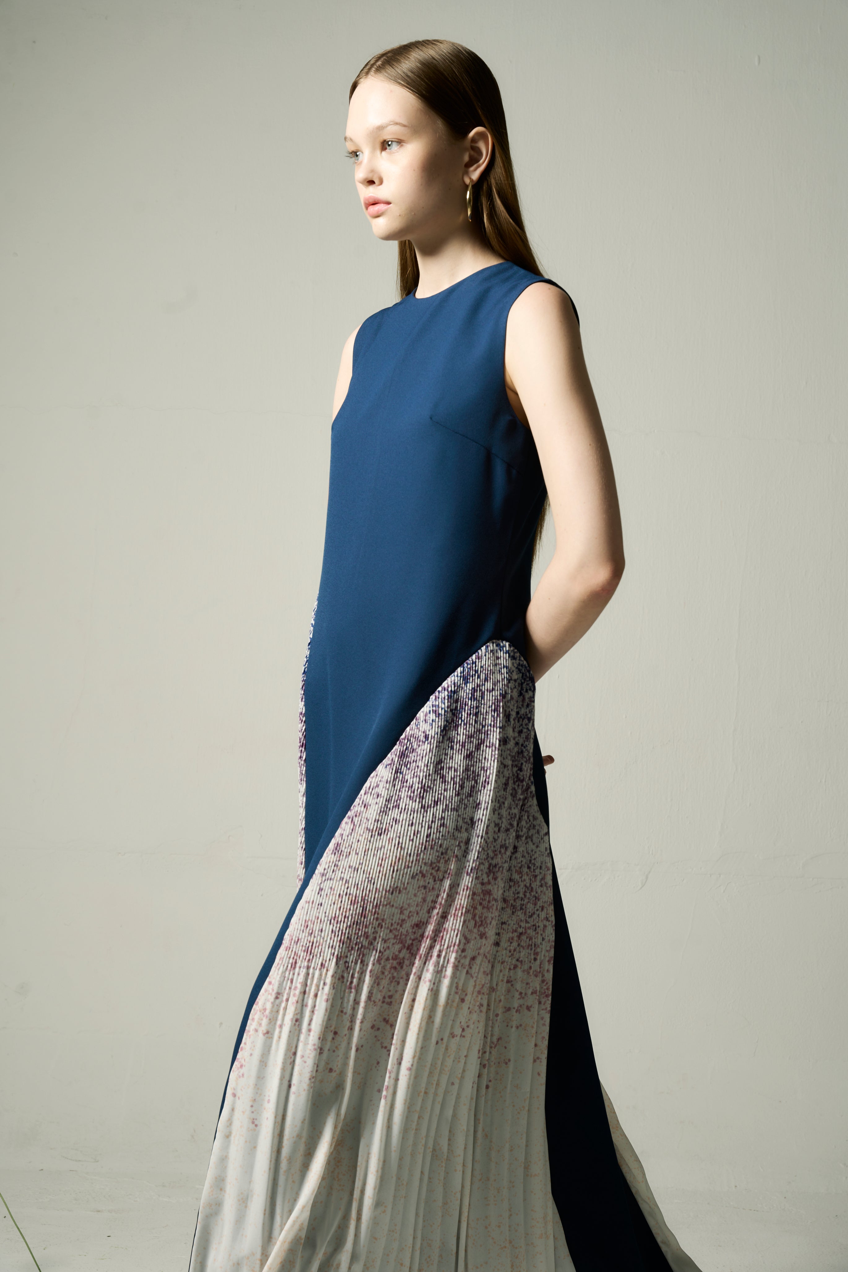 The Parrot | Aria Blue Snowflake Maxi Pleat Dress