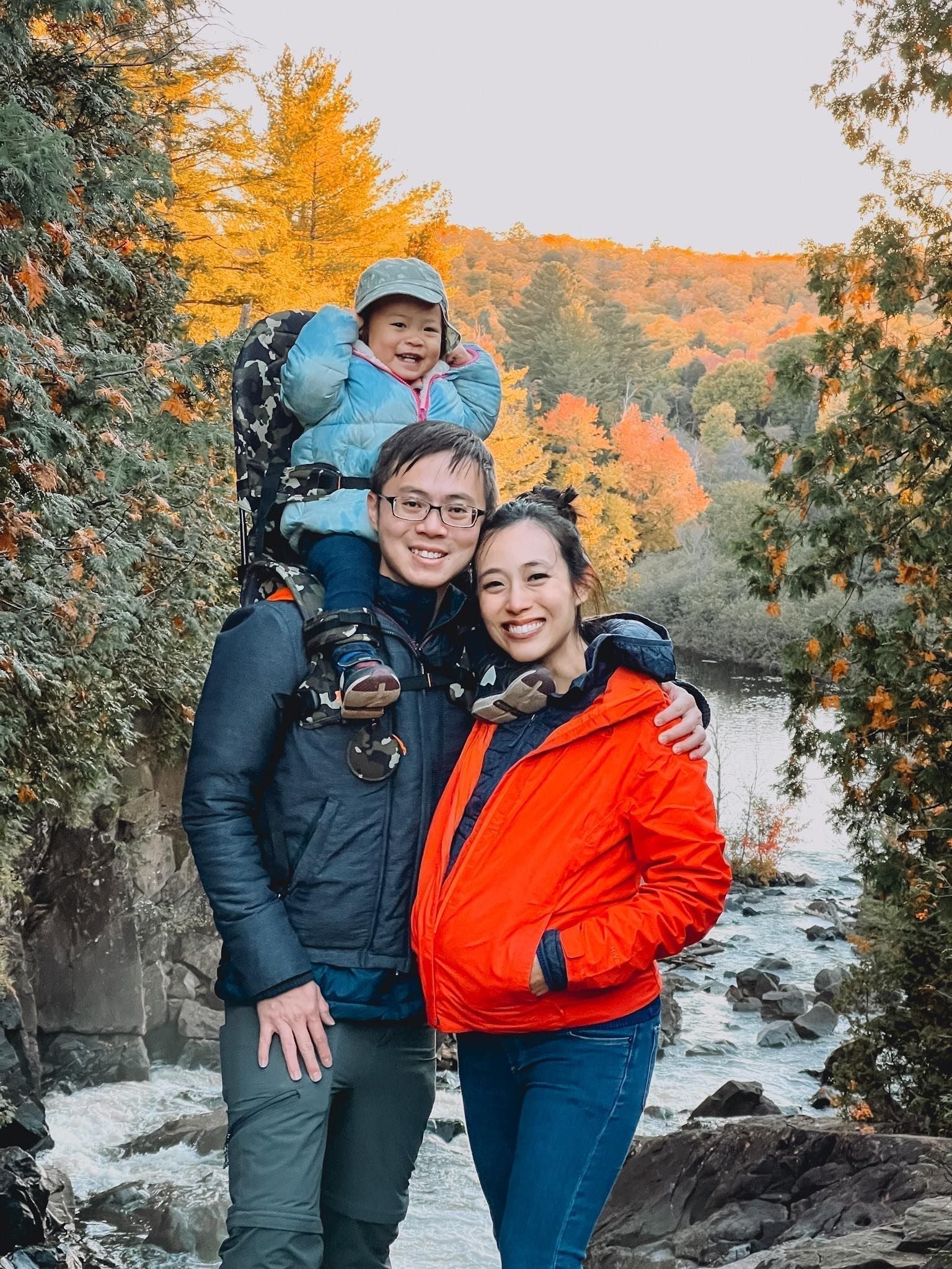 5 Reasons Why the Minimeis Shoulder Carrier is a Must-Have for Active Parents