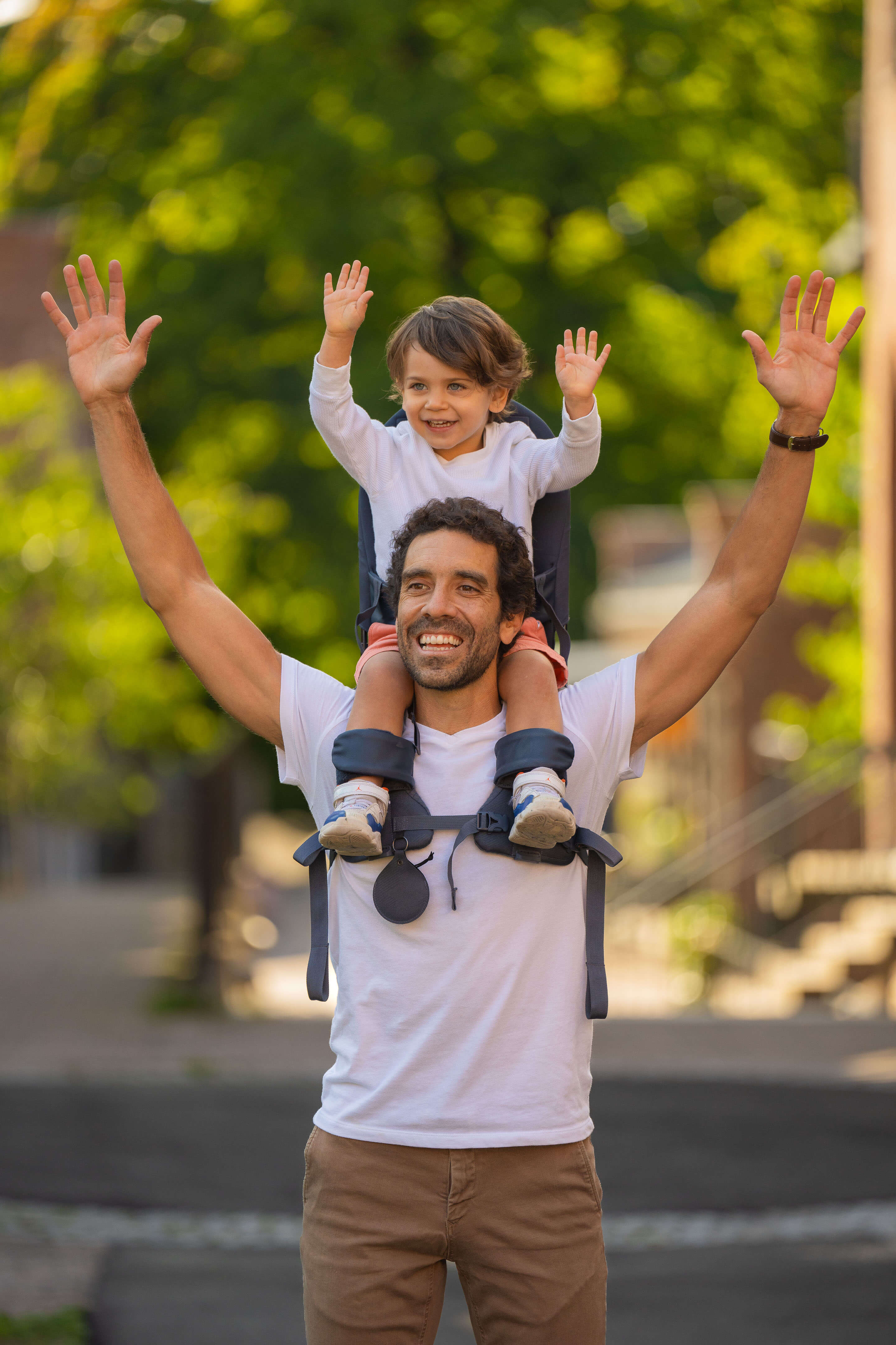 Baby on Dads Shoulders | Minimeis G5 Shoulder Carrier| Baby Carrier | Black | Savvy Mama