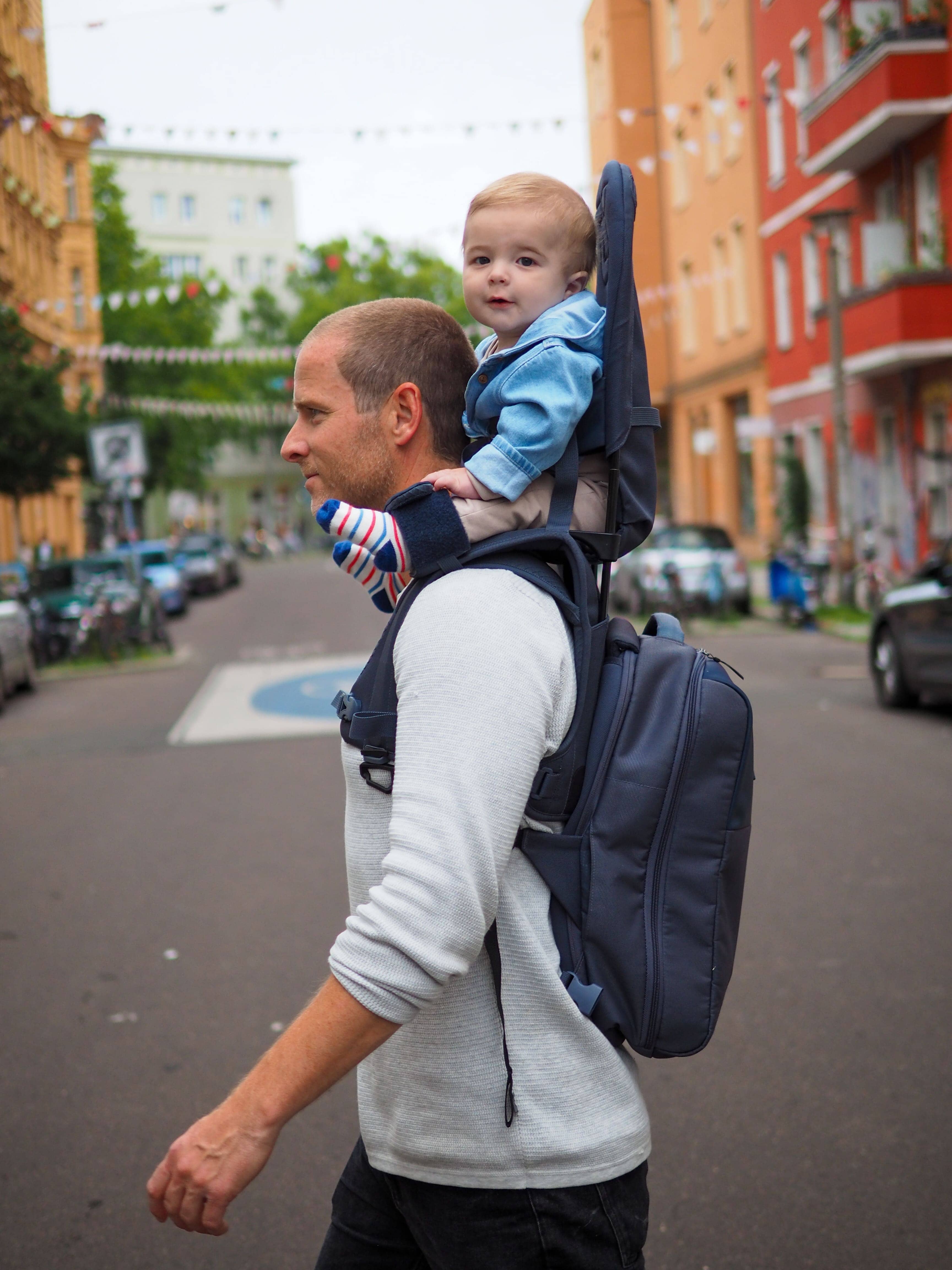 Baby on Dads Shoulders | Minimeis G5 Shoulder Carrier| Foldable Baby Carrier | Black | Savvy Mama