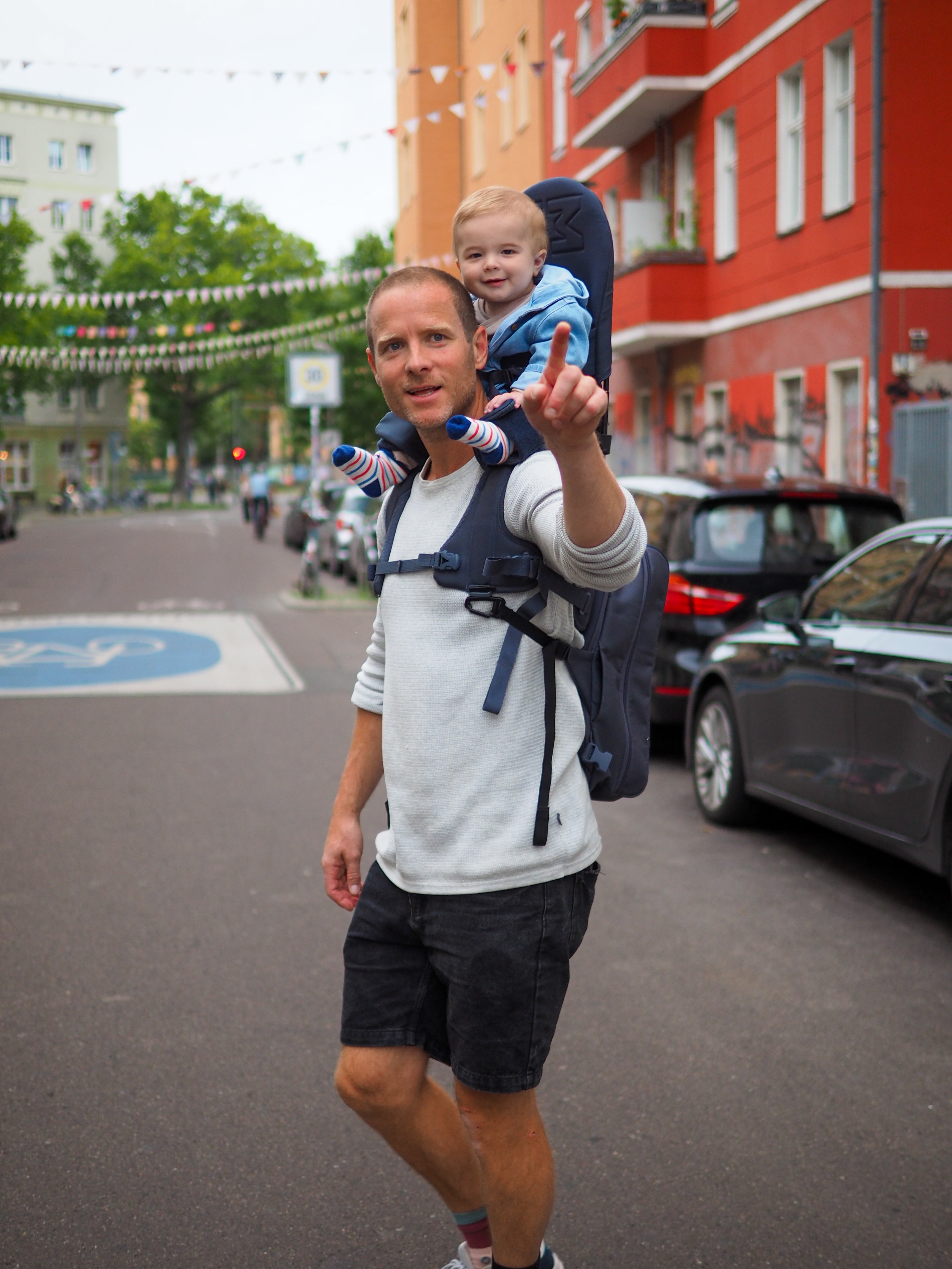 Baby on Dads Shoulders | Minimeis G5 Shoulder Carrier| Foldable Baby Carrier | Black | Savvy Mama