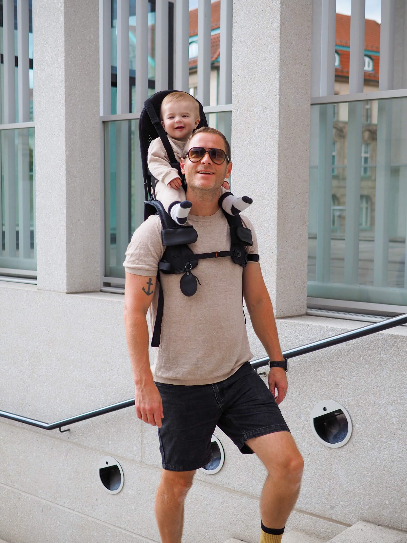 Baby on Dads Shoulders | Minimeis G5 Shoulder Carrier| Baby Carrier | Premium Black | Savvy Mama