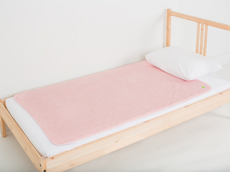 PeapodMats on Single Bed | Bed Pads | Pink | SavvyMama