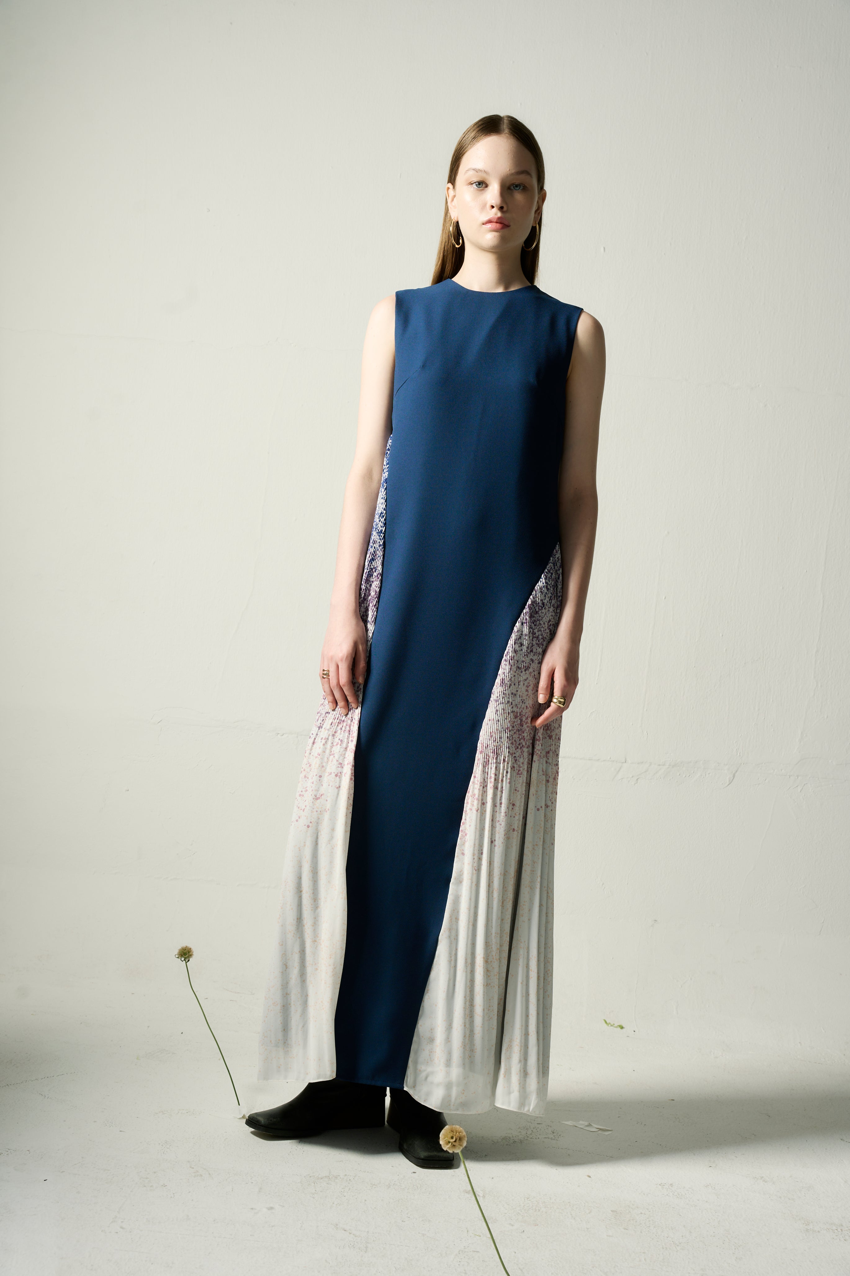 The Parrot | Aria Blue Snowflake Maxi Pleat Dress