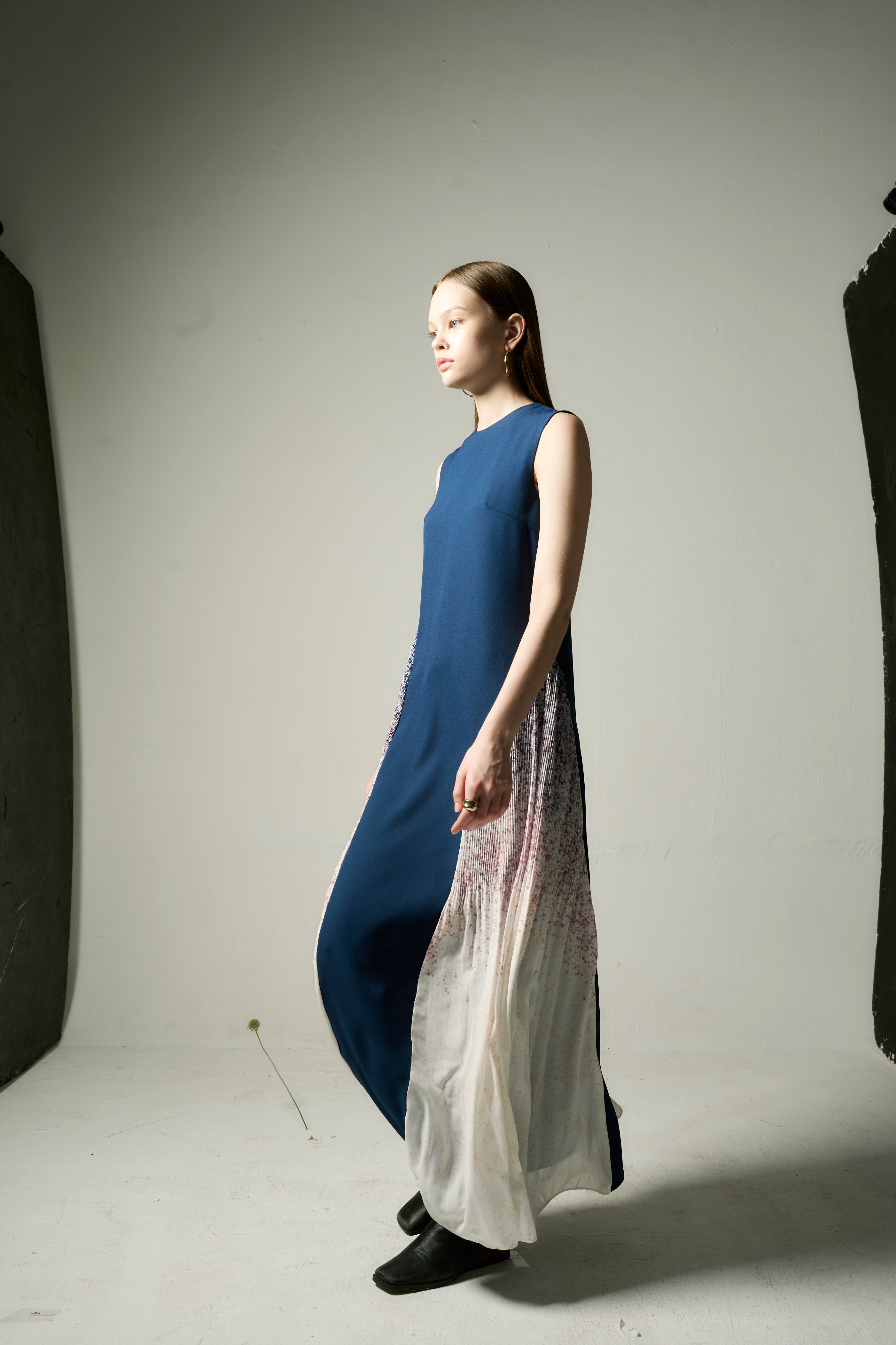 The Parrot | Aria Blue Snowflake Maxi Pleat Dress